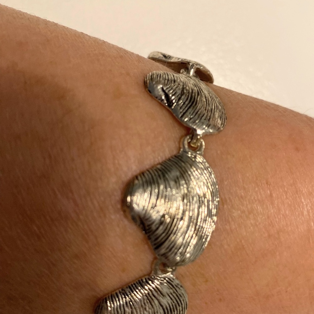 Silver Textured Sea Shell Link Bracelet - Picture 3 of 4